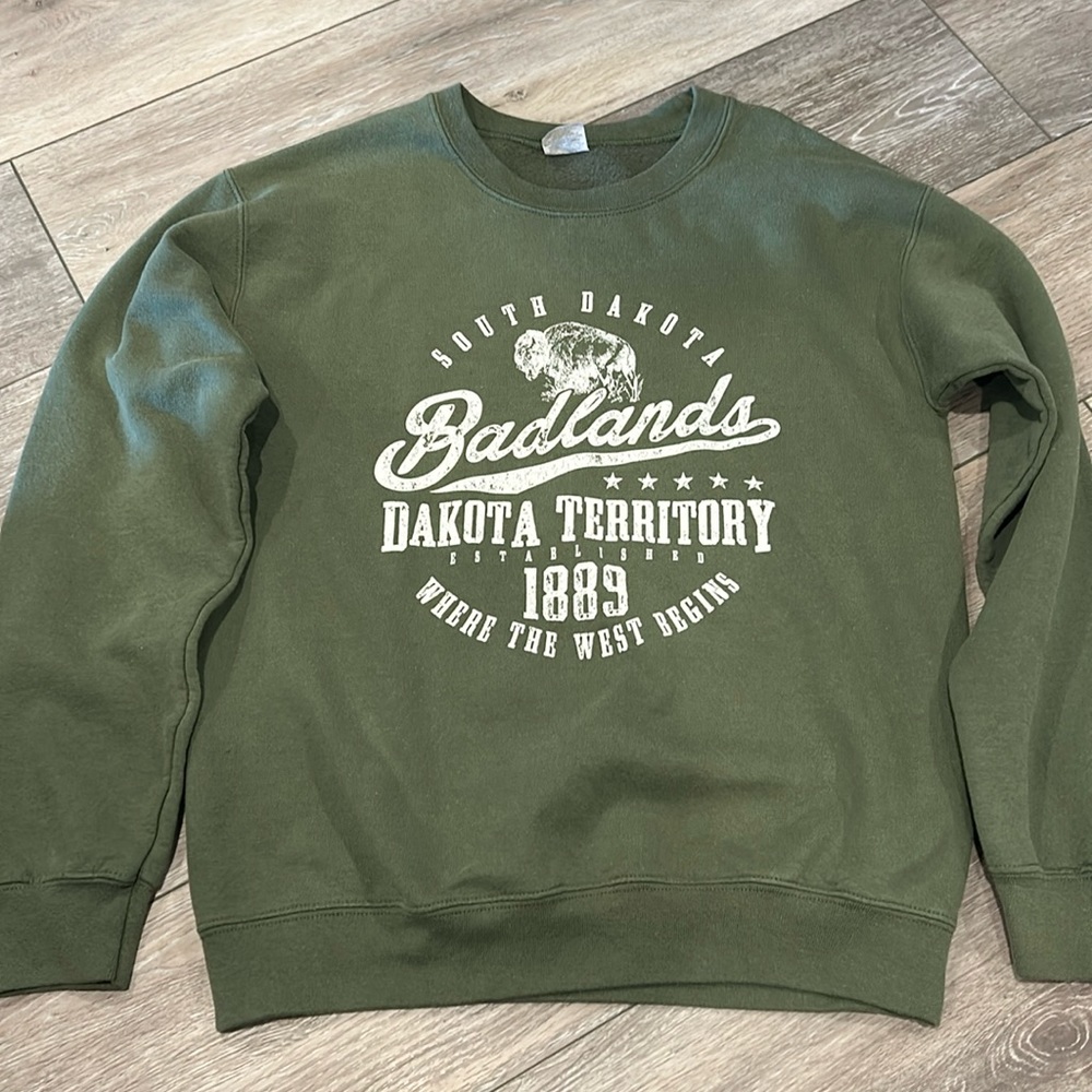 Gildan Badlands sweatshirt. Size small.